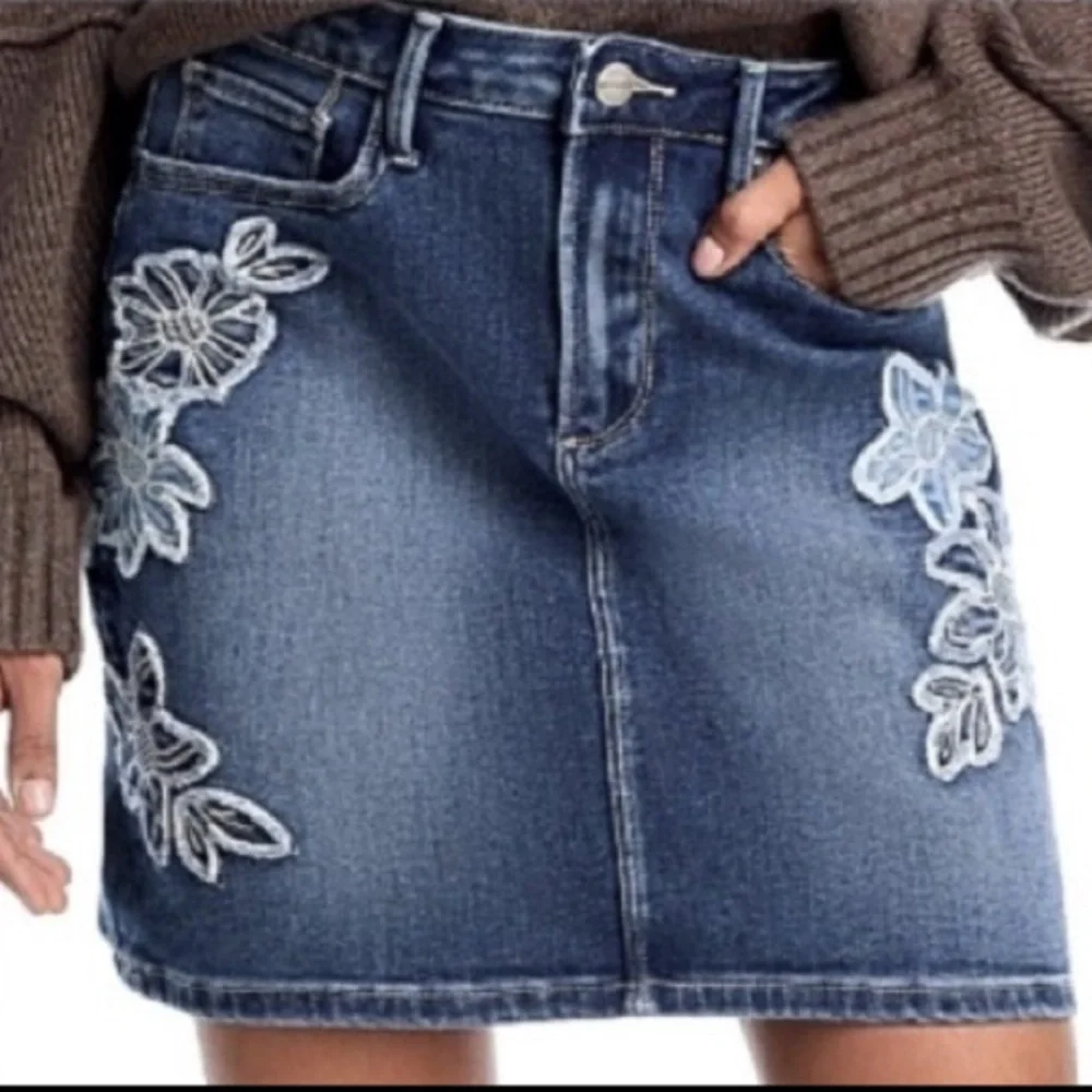 DRIFTWOOD Vintage Blue Floral Embroidered Denim Size Mini Skirt Size 28 (US 6)